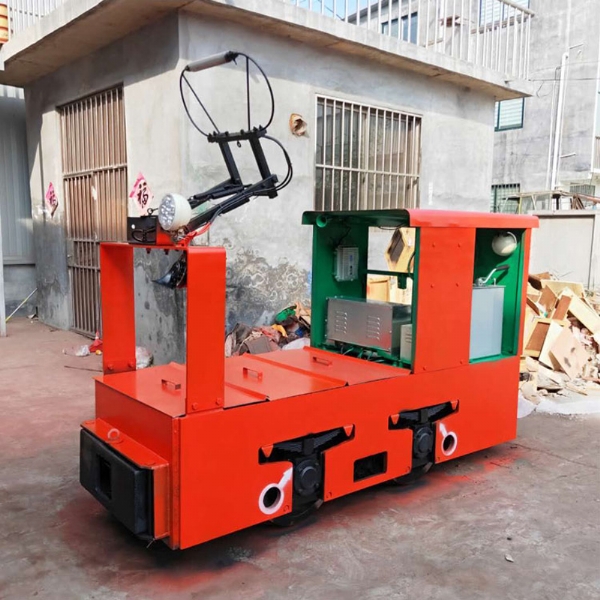 駕線(xiàn)式電機車(chē)